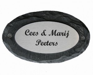 Leisteen naambord met rvs 