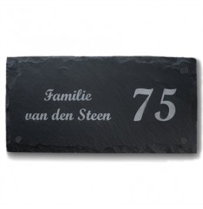 Leisteen naamborden. 