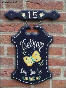 Engelse stijl houten uithangbord vlak. Afmeting 31 x 37 cm