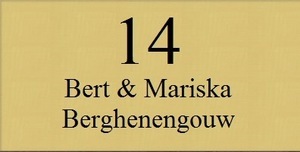 Messing naamplaatjes.